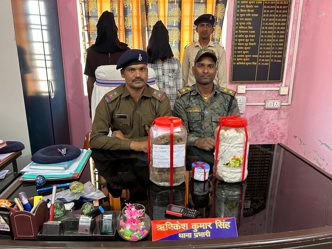 बरडीहा थाना पुलिस द्वारा गिरफ्तार आरोपी एवं घटनास्थल से बरामद सामग्री।