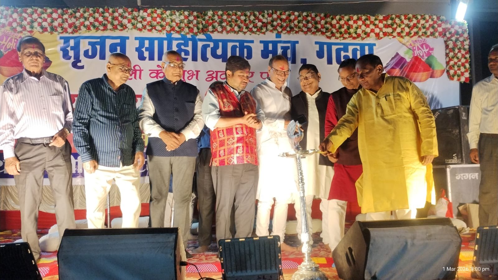 गढ़वा में हास्य-व्यंग्य कवि सम्मेलन का दीप प्रज्ज्वलन करते मुख्य अतिथि एवं गणमान्य लोग