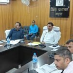 समाहरणालय सभागार में राजस्व और पीएम किसान योजनाओं की समीक्षा बैठक, लंबित मामलों के शीघ्र निष्पादन का निर्देश