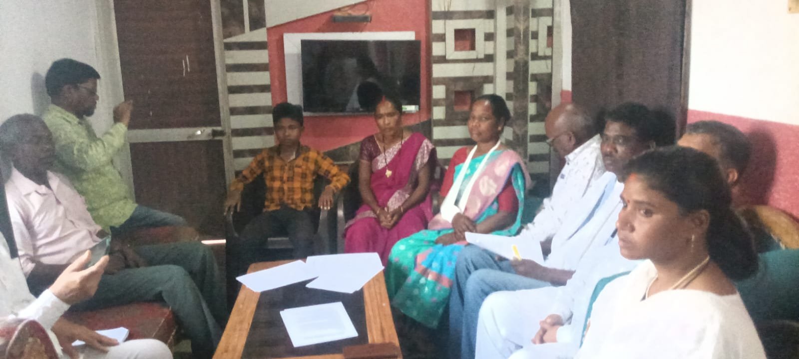 बरवाहा गांव लाठीचार्ज मामले पर गढ़वा में आयोजित प्रेस कॉन्फ्रेंस में बोलते आदिवासी महासभा के पदाधिकारी