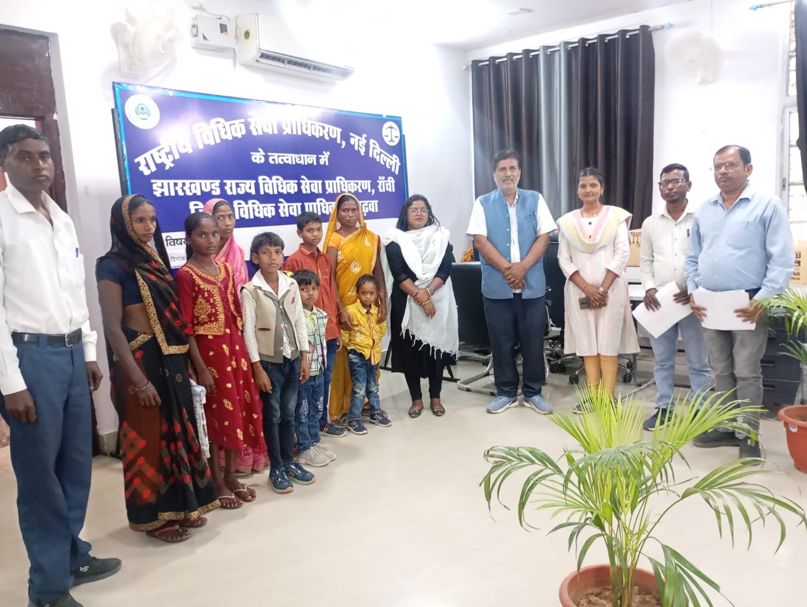 गढ़वा में बाल सुरक्षा योजना के तहत जरूरतमंद बच्चों के साथ पीएलवी और अन्य लोग