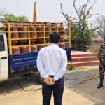 गढ़वा में गैस माफिया पर बड़ा प्रहार: एसडीएम की छापेमारी में 70 एलपीजी सिलेंडर जब्त, गांव में चल रहा था कालाबाजारी का खेल