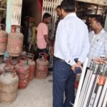 गढ़वा में अवैध गैस सिंडिकेट का भंडाफोड़ : एसडीएम की छापेमारी से मचा हड़कंप, 13 सिलेंडर जब्त
