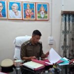 पलामू डीआईजी ने श्री बंशीधर नगर में सुरक्षा व्यवस्था का लिया जायजा; थाना प्रभारियों को लंबित मामलों के त्वरित निष्पादन का दिया निर्देश