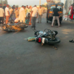 श्री बंशीधर नगर में रफ्तार का कहर : दो बाइकों की भिड़ंत में महिला की दर्दनाक मौत, पति और मासूम बेटी समेत तीन गंभीर