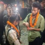 गढ़वा में ‘सड़क’ बनी मंडप, थाना गेट पर प्रेमी जोड़ों ने रचाई शादी; होटल में छापेमारी के बाद हाई वोल्टेज ड्रामा!