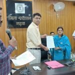 गढ़वा में बड़ा प्रशासनिक एक्शन : उपायुक्त अनन्य मित्तल ने 106 युवाओं को थमाया ‘ऑफर लेटर’, स्वास्थ्य व्यवस्था को सुधारने के लिए दिए कड़े निर्देश!